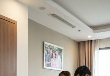 Ngày bà Gái nhận được điện thoại của con trai, bà đang cấy dở thửa ruộng cuối cùng của mùa vụ. Mồ hôi còn đọng trên trán, tay vẫn lấm bùn, bà nghe tiếng Hùng – đứa con trai duy nhất – hồ hởi vang lên