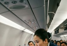 Trên máy bay có 162 hành khách, trong đó có vợ chồng anh Tú – chị Hằng, và một cậu bé tên Bình, 6 tuổi, ngồi cửa sổ hàng 18, ghế A.