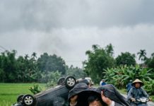 Mẹ đơn thân đi giữa đêm mưa được người đàn ông giàu có cưu mang, cô liền đưa ra yêu cầu “anh có thể giả vờ làm chồng tôi…