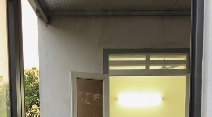 Vợ vừa mới si/nh còn yếu, vậy mà chồng ngang nhiên đưa bạn bè về nhà bắt vợ xuống bếp nấu liền 3 mâm cỗ cho họ ăn uố/ng nh/ậ/u linh đình. Đến khi tiệc tàn, anh ta lạnh lùng đuổi vợ xuống bếp ăn một mình như người dưng trong chính ngôi nhà của mình.