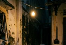 Cuối cùng, tôi tìm được một căn nhà cũ nằm trong con hẻm sâu, giá 500 ngàn/tháng, nghe còn rẻ hơn kí túc xá.