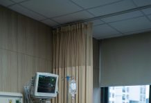 Tận tâm chăm mẹ chồng nằm viện, lúc xuất viện bà tặng tôi hộp thu;ốc bổ uống dở, thứ bên trong khiến tôi trào nước mắt