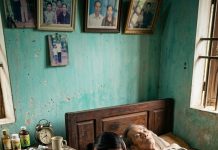 Bố chồng tôi không có lương hưu, vậy mà suốt 12 năm qua, tôi vẫn một lòng chăm sóc ông như cha r//uột. Đến những ngày cuối đời, trong hơi thở yế/u ớt, ông ru/n run trao cho tôi một chiếc gối cũ rách, khẽ dặn: