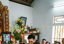 Thông gia m;ỉ;a m;a;i: “có b;ầ;u trước thì tự lên xe hoa!” — Nhưng chỉ vài giây sau, hành động của bố cô dâu khiến cả nhà trai xấu hổ mặt trước quan khách