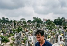 Anh chỉ nghĩ đó là một chuyến thăm mộ như bao lần khác… cho đến khi tận mắt thấy hai đứa trẻ vô gia cư ôm chầm lấy vợ mình và gọi một tiếng “mẹ”. Khoảnh khắc ấy, mọi thứ sụp đổ — và bí mật bị chô/n giấu suốt 8 năm khiến anh choáng váng nhận ra mình đã sống trong một lời nói dối kinh hoàng…