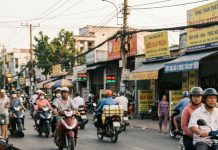 Trông thấy người đàn ông lạ bị tai nạn nằm bên đường không ai giúp, cô giáo trẻ đã đưa ông về chăm sóc. Nào ngờ, hành động nghĩa tình ấy lại kéo theo một sự thật làm thay đổi cả cuộc đời cô…