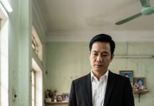 Con ốm cần tiền hết cách tôi tìm gặp chồng cũ, anh n/ém chiếc áo rách rồi đuổi tôi về, tôi kiểm tra thì ch–ết lặng khi thấy…