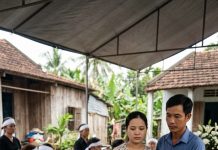 Đám t/ang con gái 5 tuổi, chồng dắt tay nh/ân tì/nh bước vào, vợ không n//ổi gi//ận mà còn chúc mừng, và rồi…