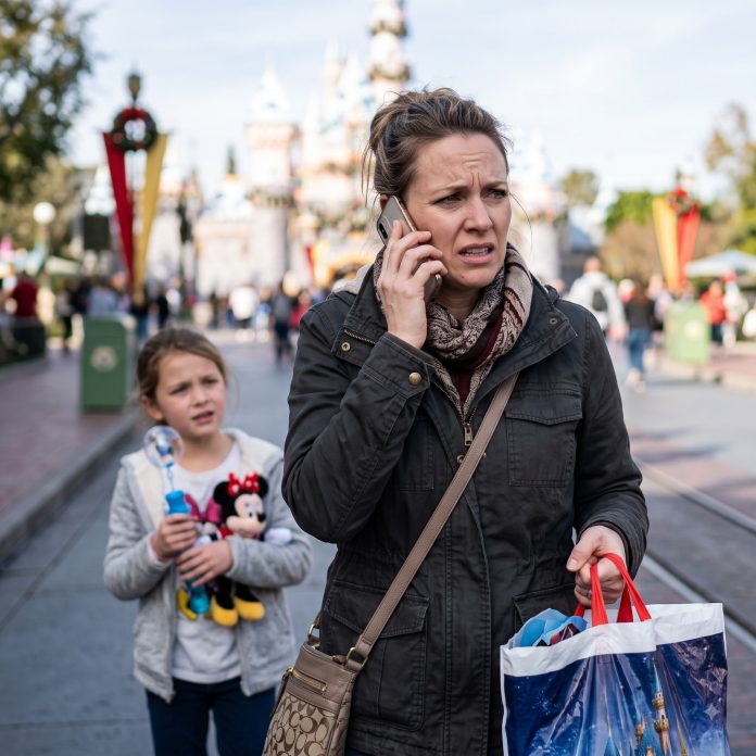 Woman_arguing_on_phone_at_2K_20260914142556